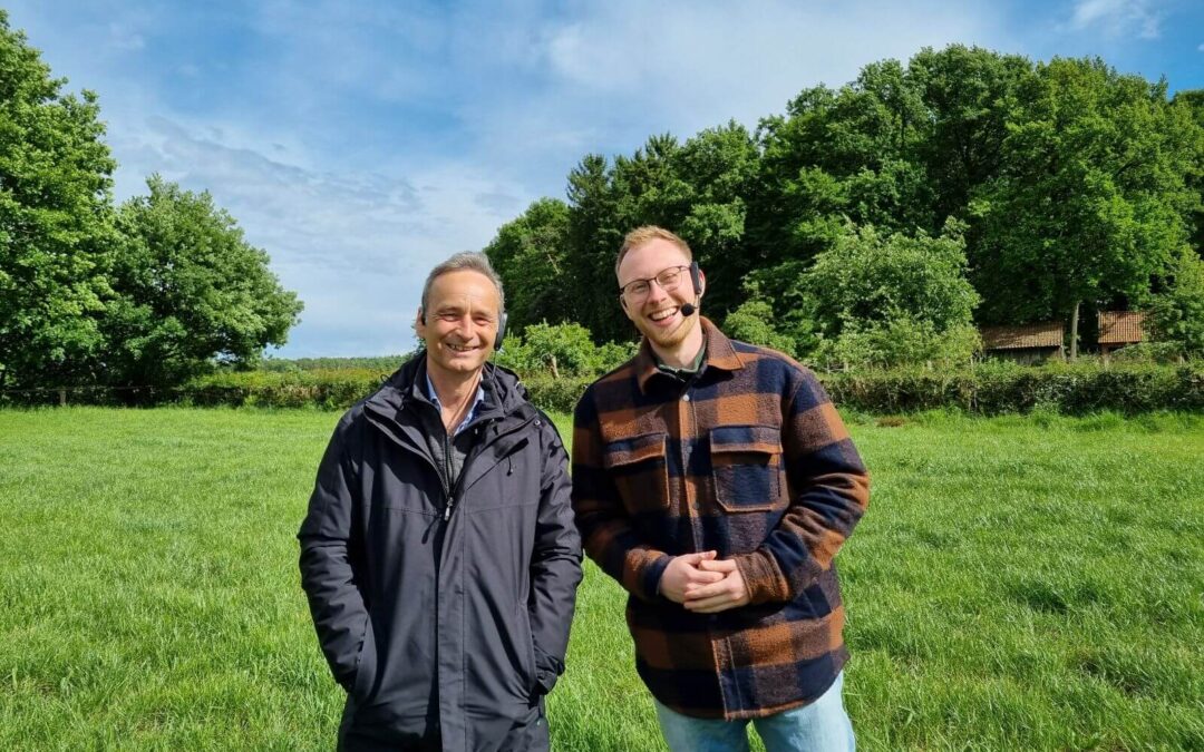 In der aktuellen Podcast-Folge machen Moderator Timo (rechts) und Arno Krause einen Ausflug auf eine Wiese. Dass dort nicht nur einfach Gras wächst, sondern unter, auf und am Rand der Wiese das Leben tobt, besprechen die beiden auf eine kurzweilige und zuweilen amüsante Art. Foto: Milchland Niedersachsen